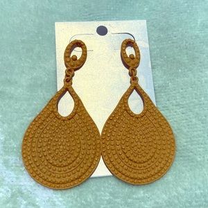 Dangle tear drop earrings NWT